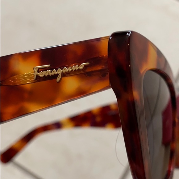 Salvatore Ferragamo women’s sunglasses - Picture 2 of 4